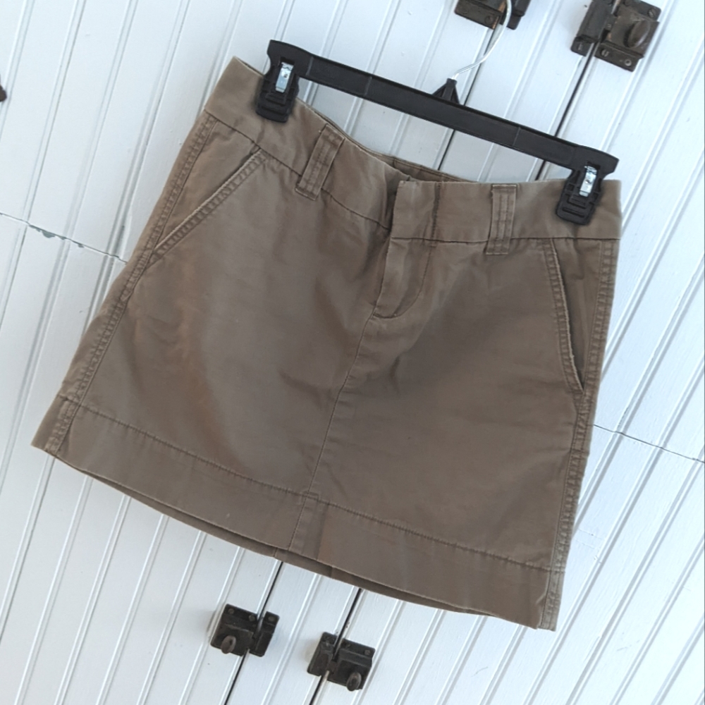 GAP favorite chino mini skirt
